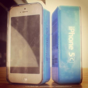 iPhone 5C完整包装的谍照曝光 ：蓝色设计+透明塑料外壳