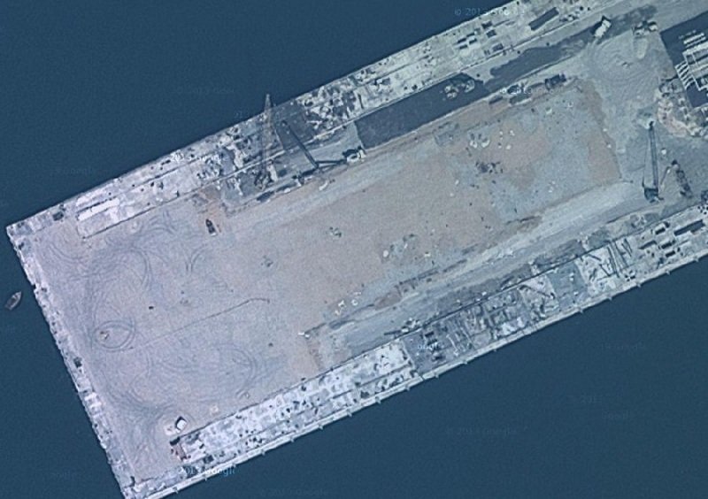 谷歌地图上显示的三亚锦母角上正在建设的疑似中国航母基地