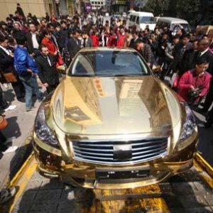 南京闹市一辆“黄金跑车”违章被拖走,意在促销【图】