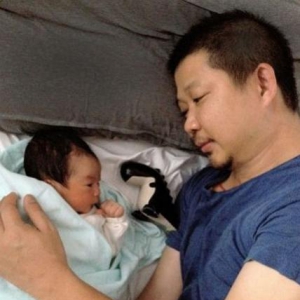 姚晨微博首晒儿子照片：父子俩的第一次亲密接触